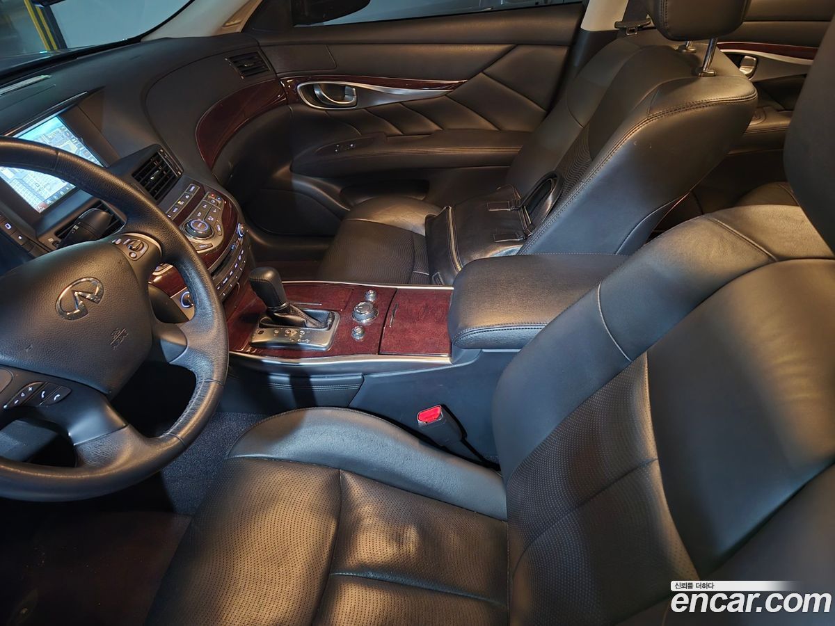 Infiniti Q70