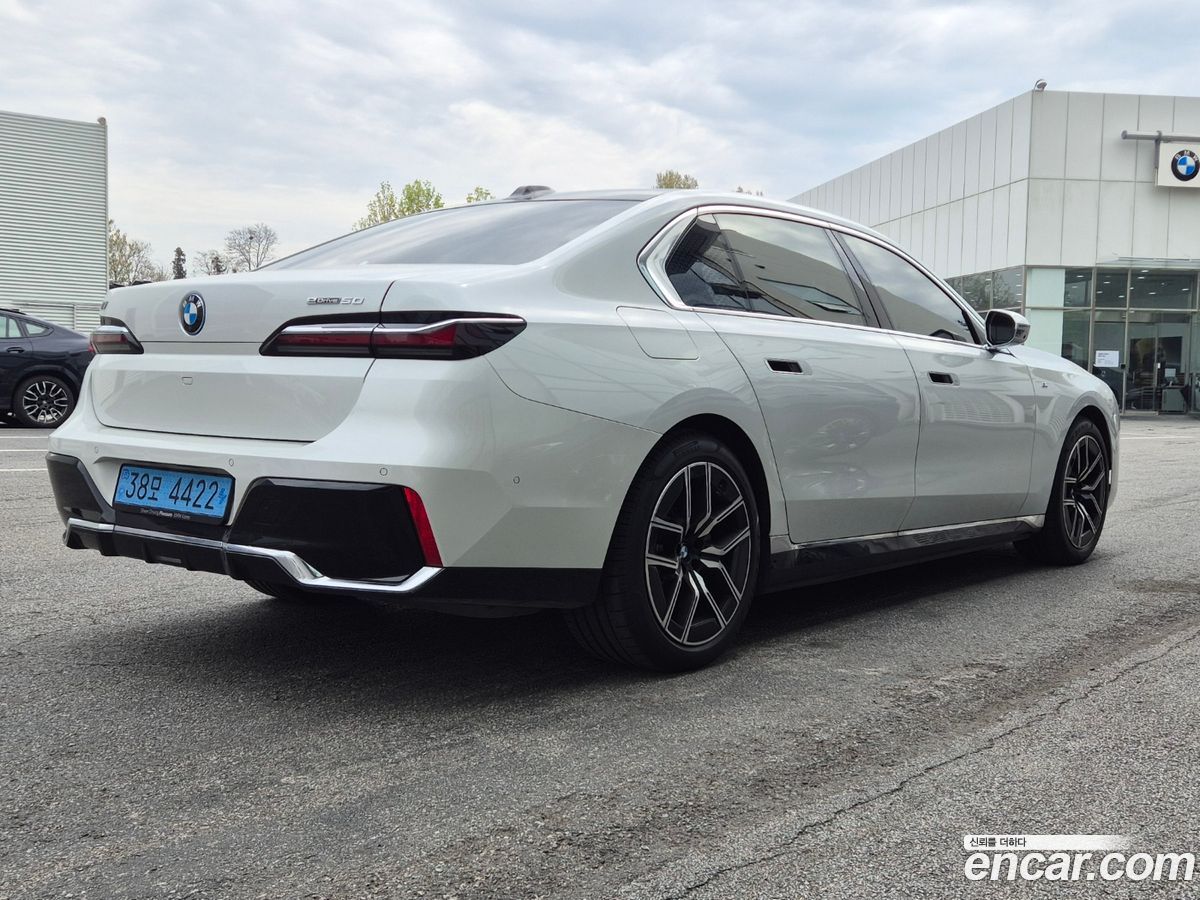BMW i7