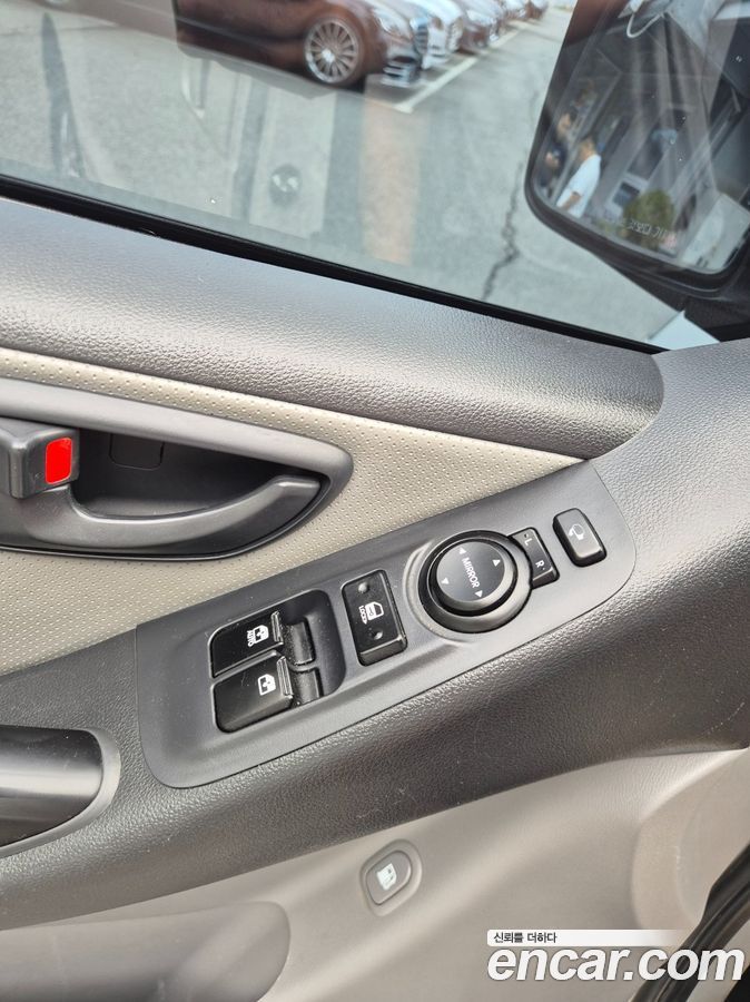 Hyundai Starex