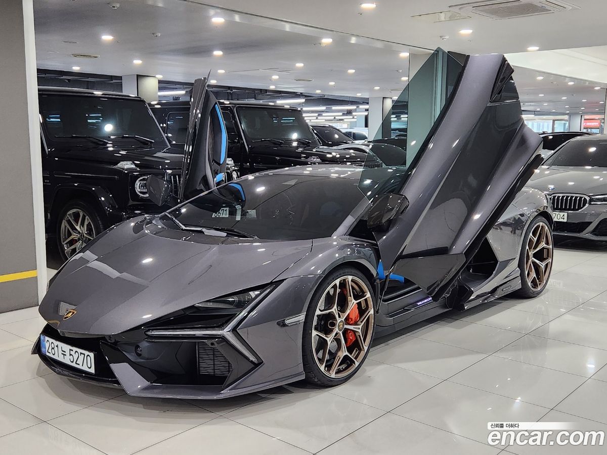 Lamborghini Revuelto