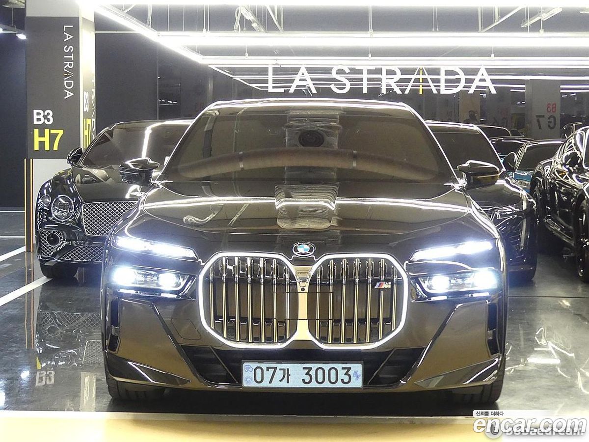 BMW i7