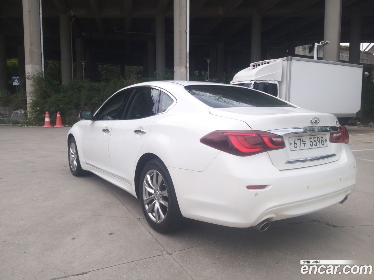 Infiniti Q70